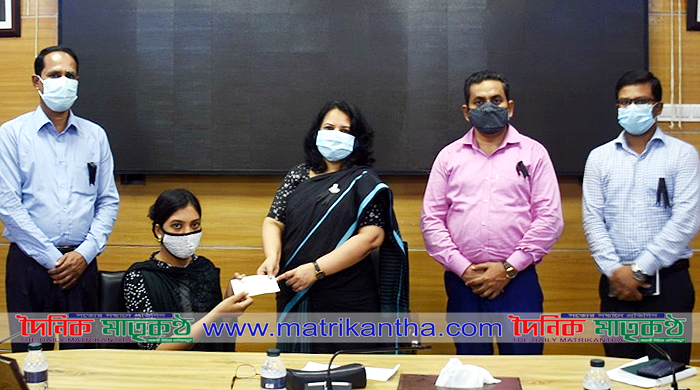 অসহায় দুই শিক্ষার্থীর পাশে রাজবাড়ীর ডিসি॥ভর্তির জন্য অনুদান ও শিক্ষা উপকরণ প্রদান